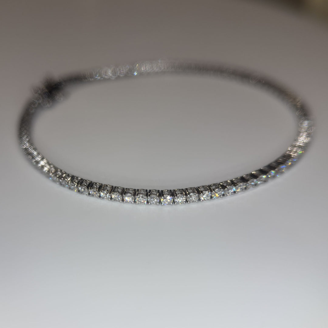Round lab-grown diamond tennis bracelet, second oval studio view