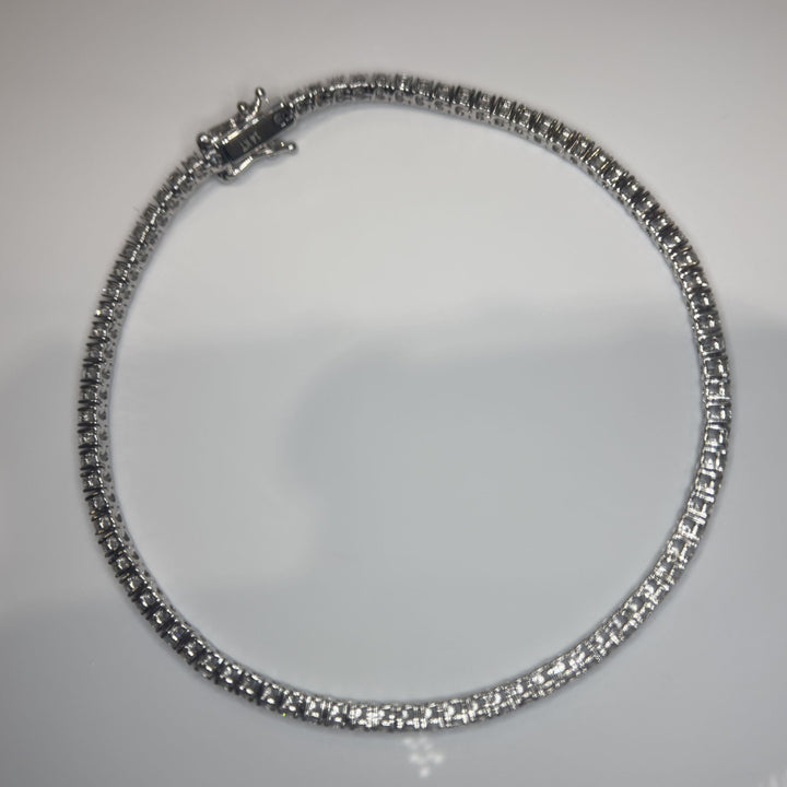 Tennis bracelet clasp and 14KT stamp detail