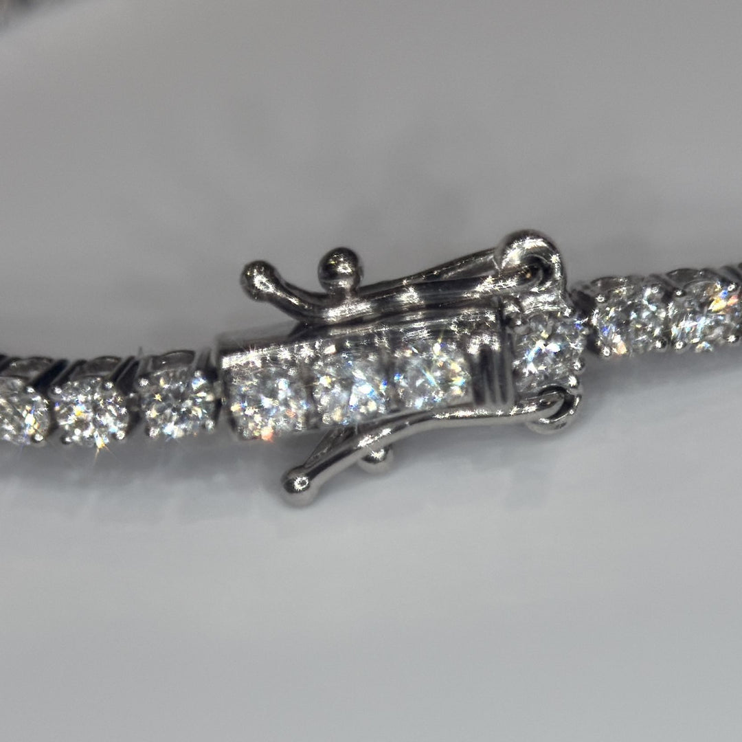 Closed tennis bracelet box clasp with dual safety
