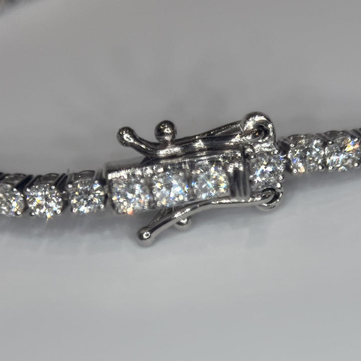 Closed tennis bracelet box clasp with dual safety