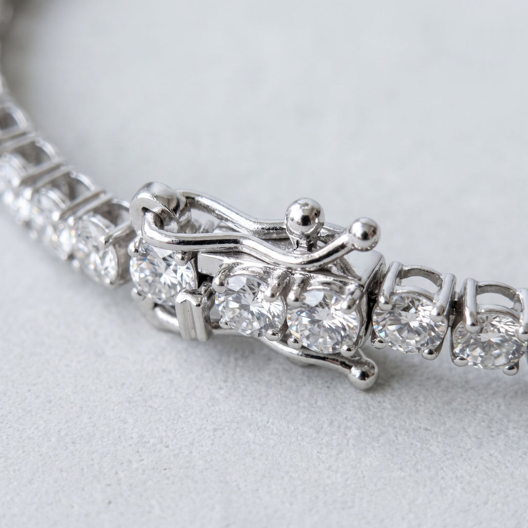 Tennis bracelet clasp and dual safety close-up