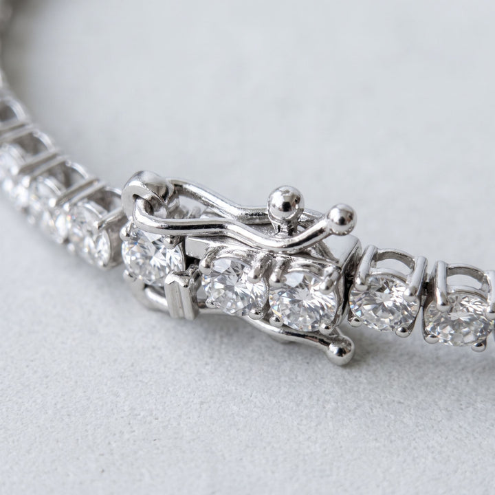 Tennis bracelet clasp and dual safety close-up