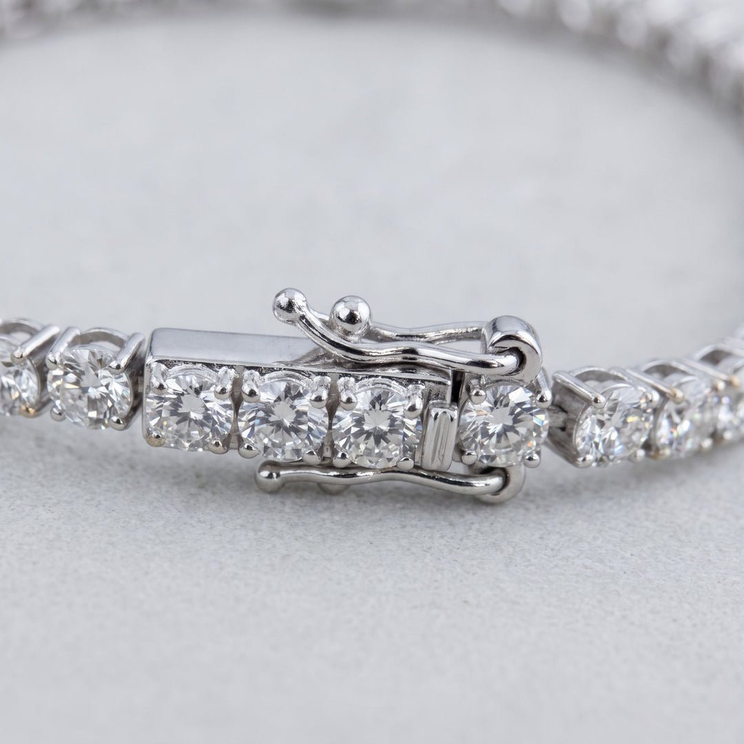 Tennis bracelet clasp and dual safety close-up