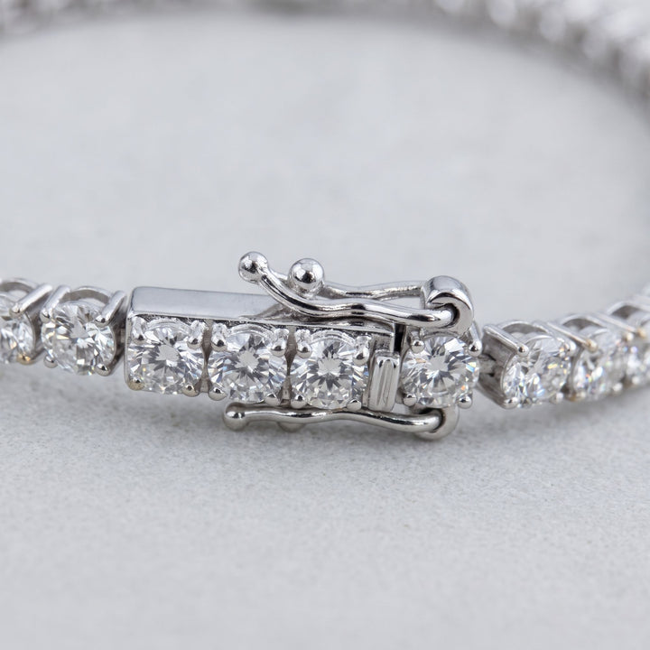 Tennis bracelet clasp and dual safety close-up