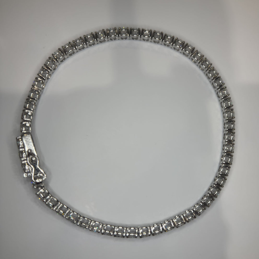 Round lab-grown diamond tennis bracelet, full circle studio view