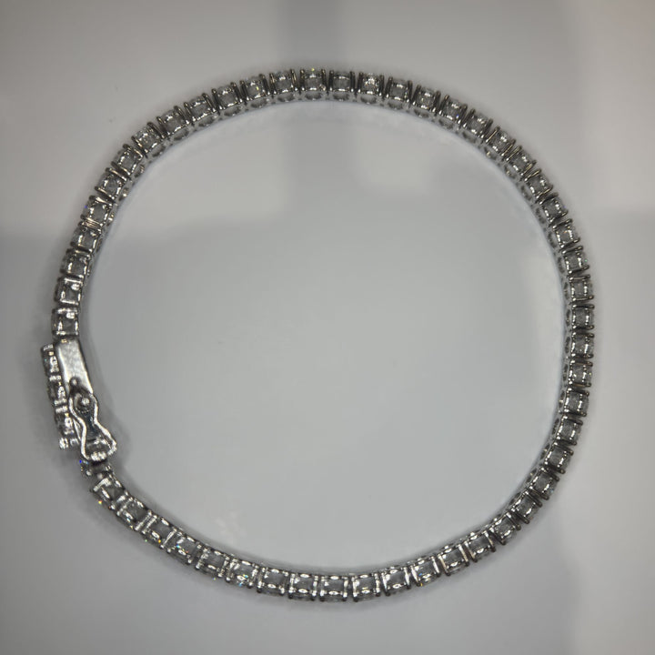 Round lab-grown diamond tennis bracelet, full circle studio view