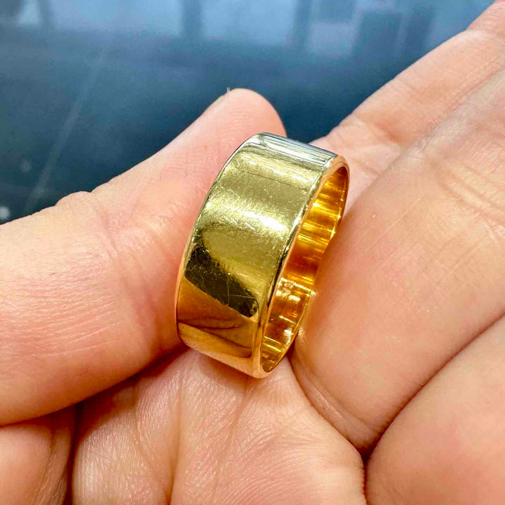 18K yellow gold men's wide band, custom-made with a simple polished surface, 7.9 mm width.