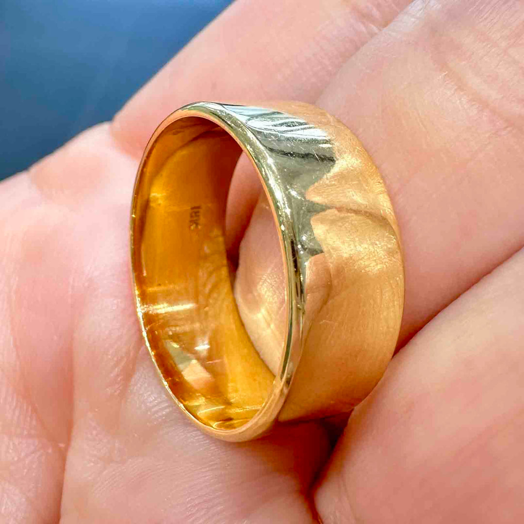 18K yellow gold men's wide band, custom-made with a simple polished surface, 7.9 mm width.