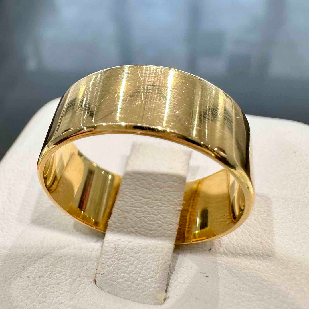 18K yellow gold men's wide band, custom-made with a simple polished surface, 7.9 mm width.