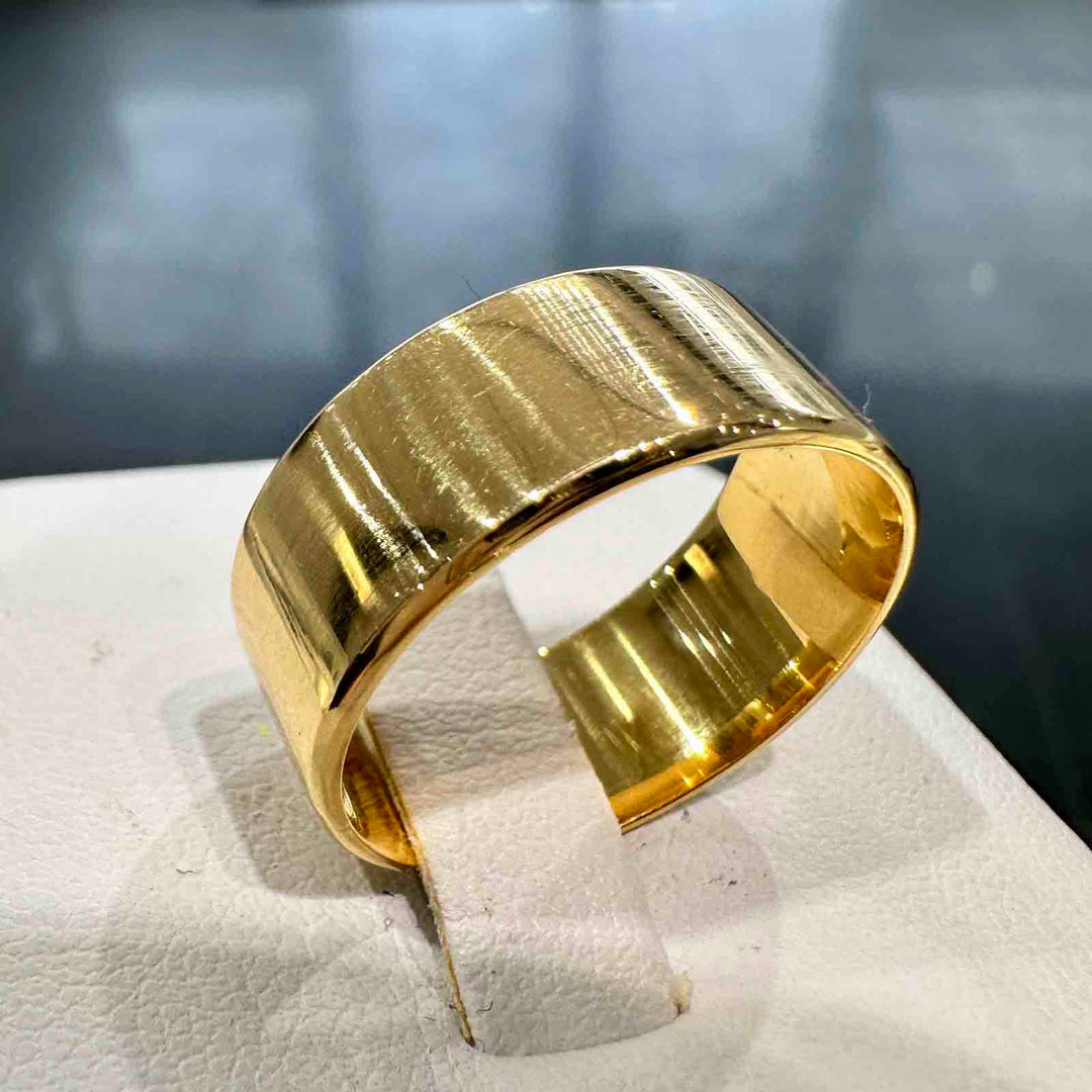 18K yellow gold men's wide band, custom-made with a simple polished surface, 7.9 mm width.