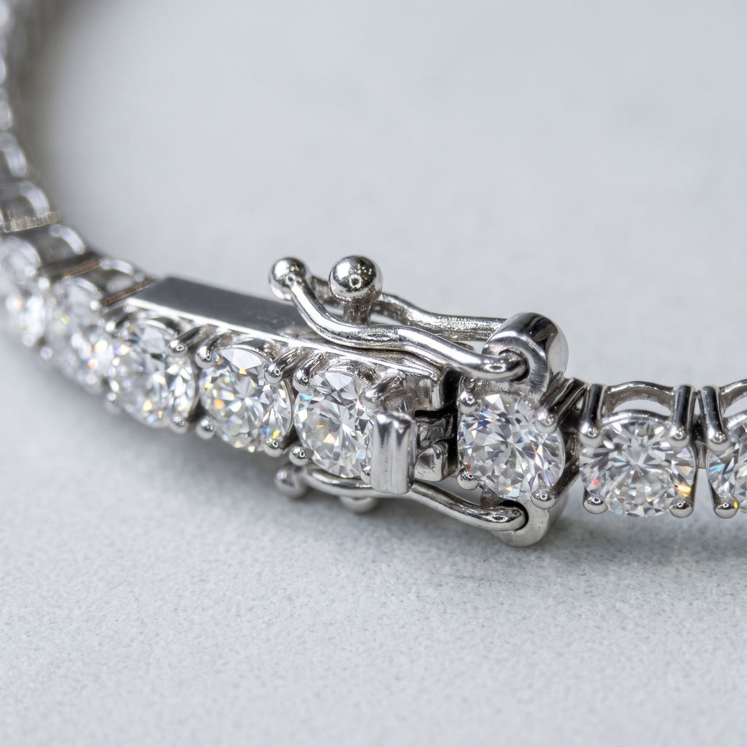 Tennis bracelet clasp and dual safety close-up