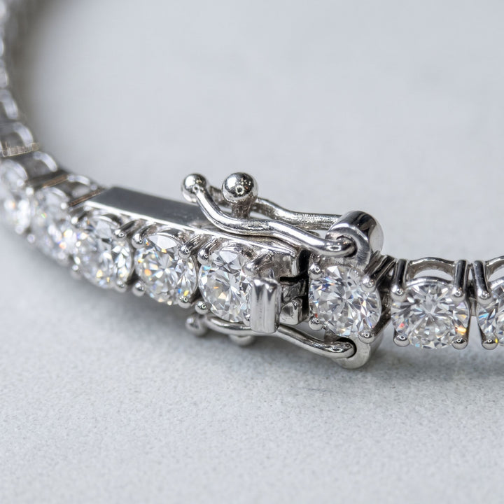 Tennis bracelet clasp and dual safety close-up