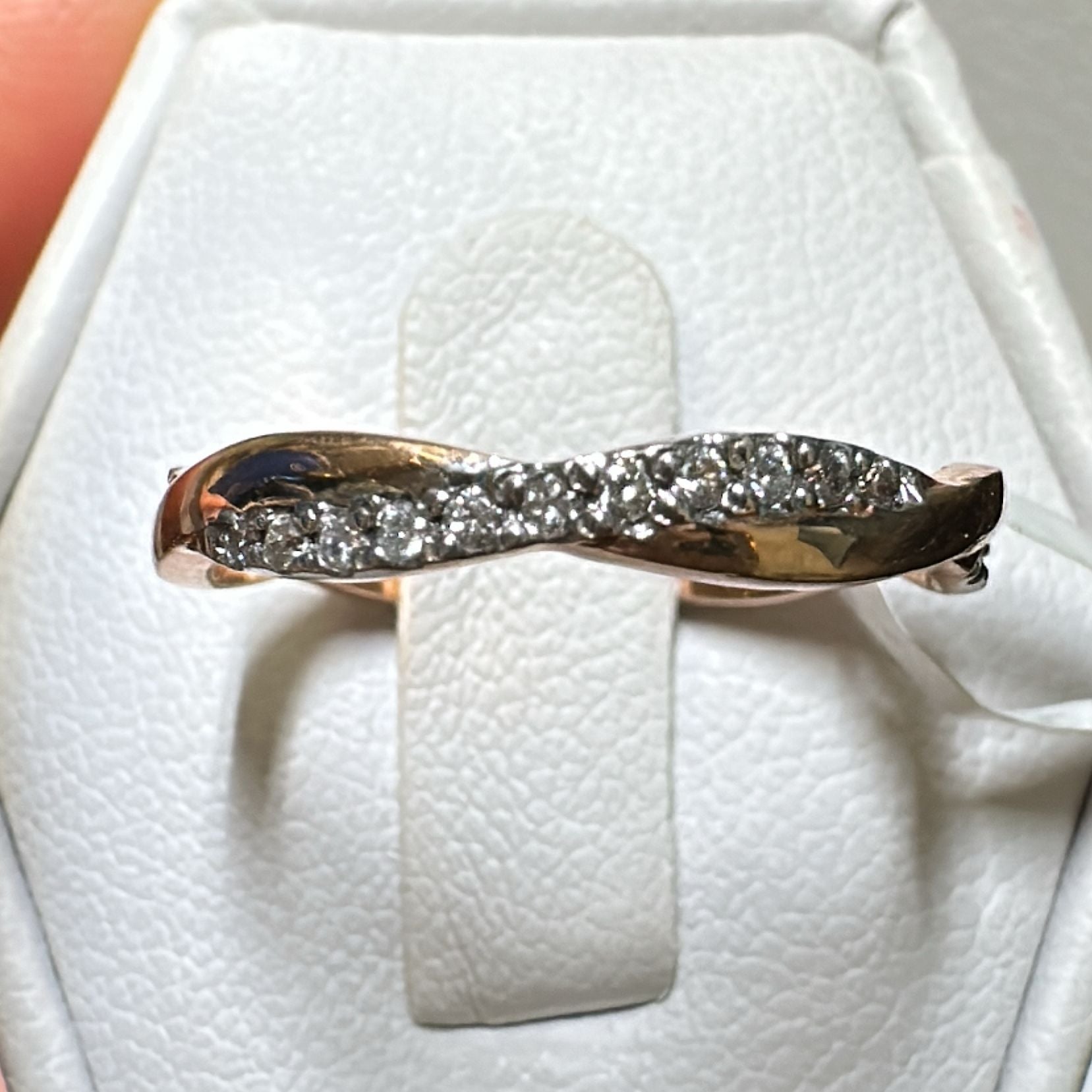 14K gold twisted band with 0.27 CT diamonds in an elegant design.