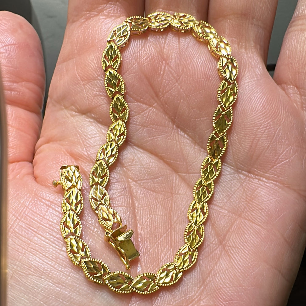 14K yellow gold marquise link bracelet, 4.98mm width, 7.5" length, with a box clasp.