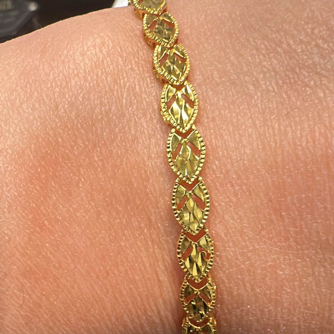 14K yellow gold marquise link bracelet, 4.98mm width, 7.5" length, with a box clasp.