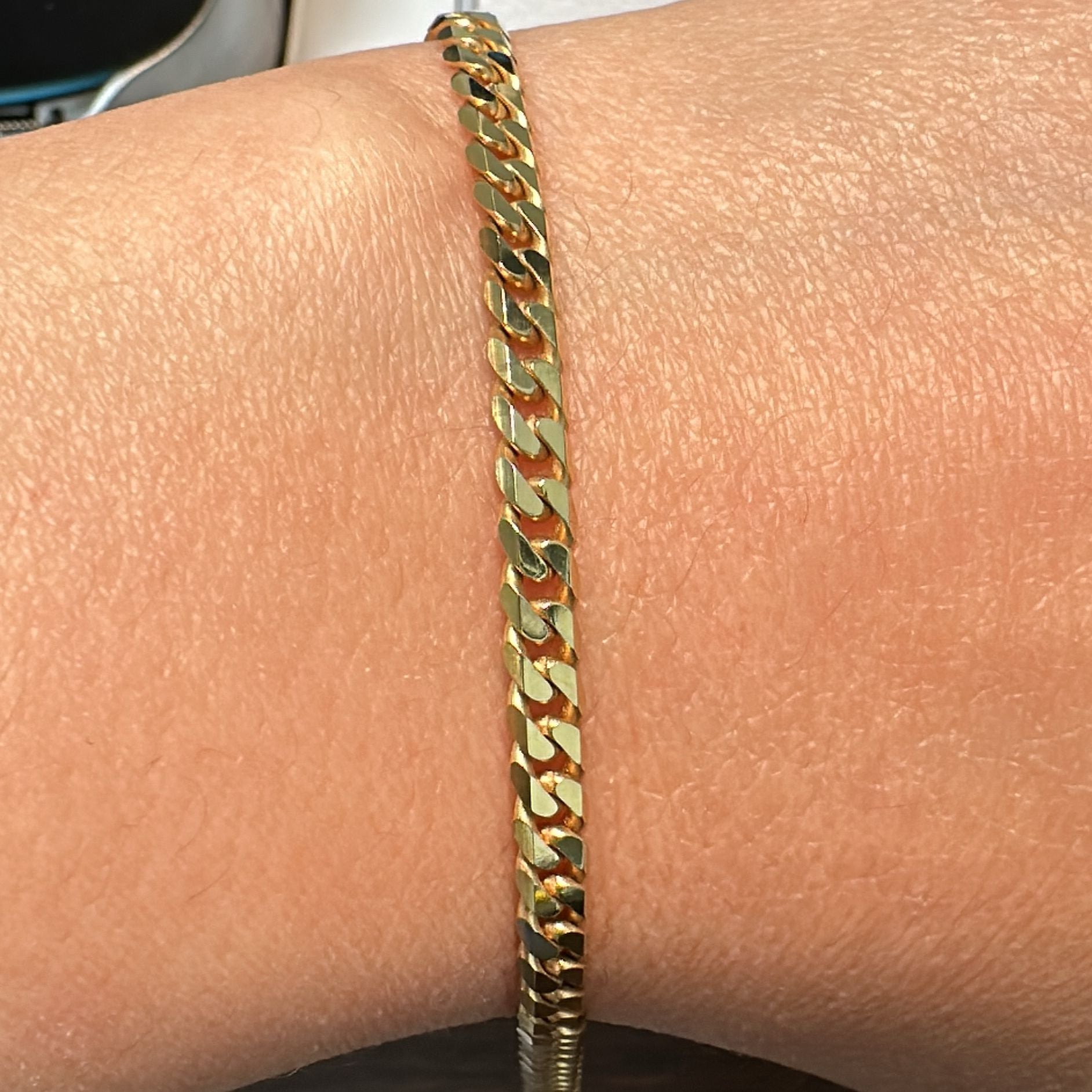 10K yellow gold flat beveled link bracelet, 7.23g weight, 8" length, with a lobster clasp.