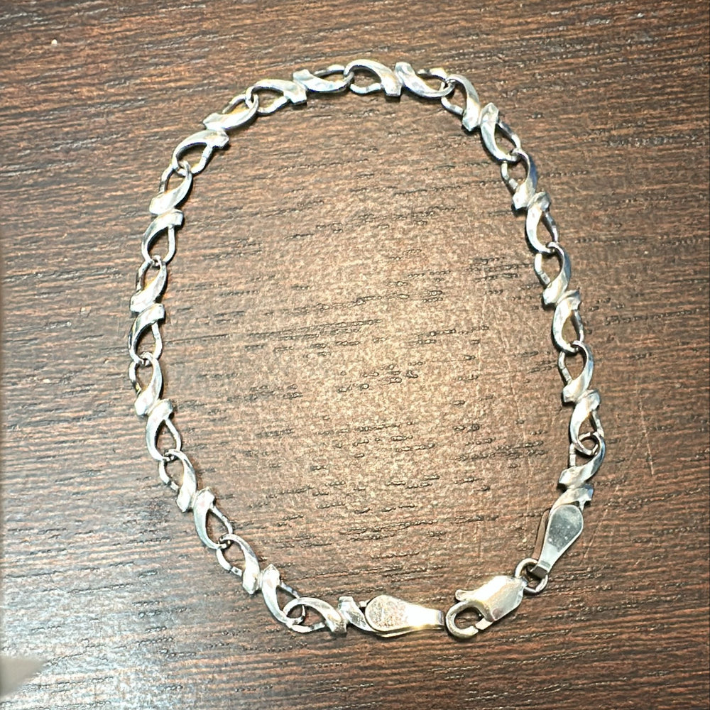 10K white gold twisted link bracelet, 4mm width, 7" length, with a lobster clasp.