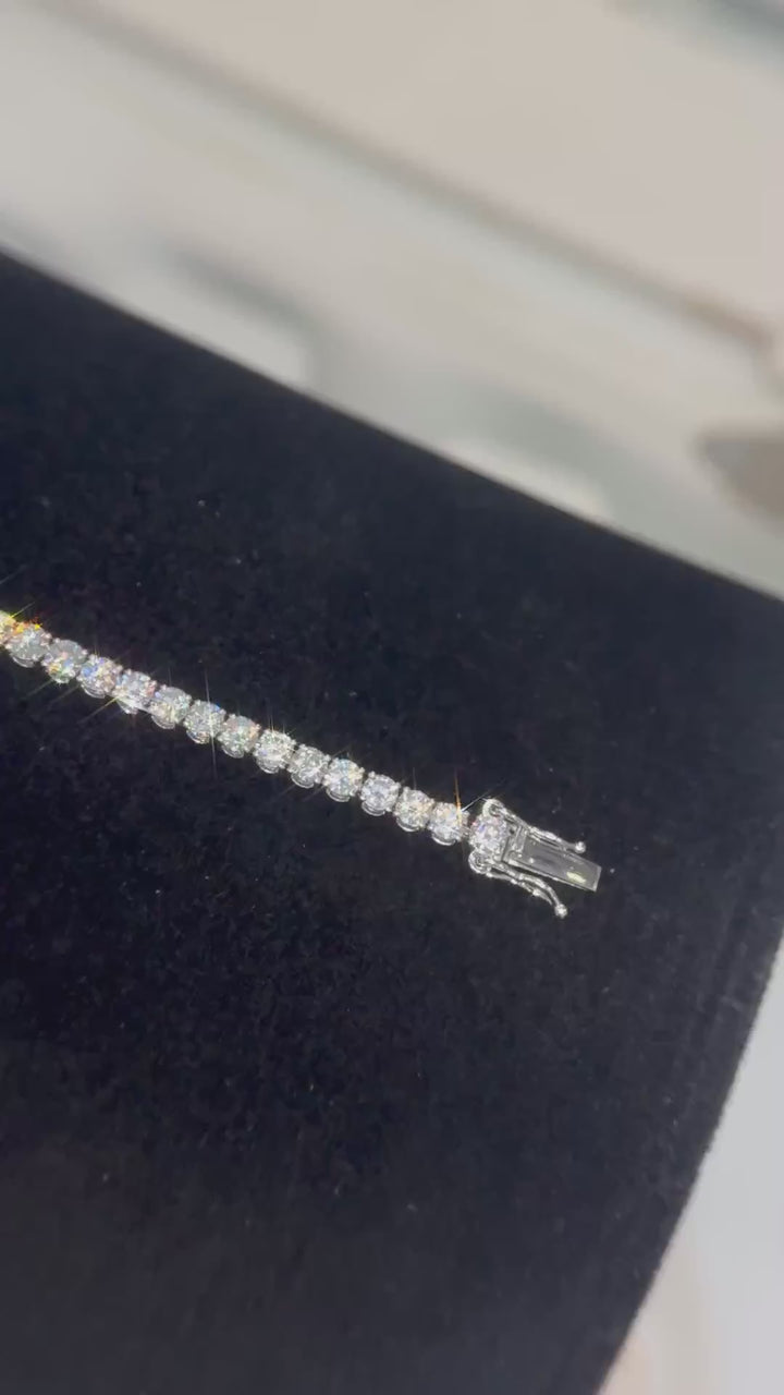 Studio video of the 6.00 carat lab-grown diamond tennis bracelet