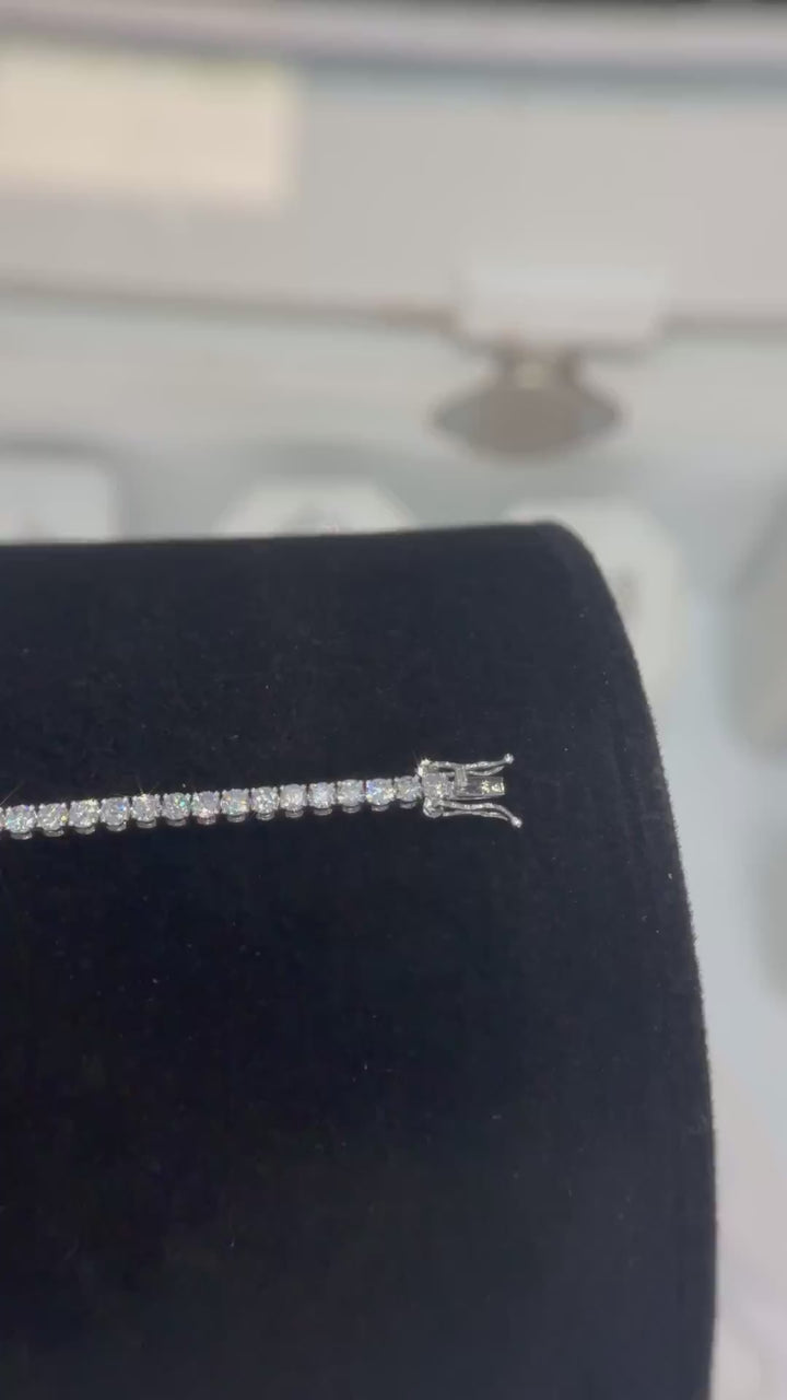 Studio video of the 4.15 carat lab-grown diamond tennis bracelet